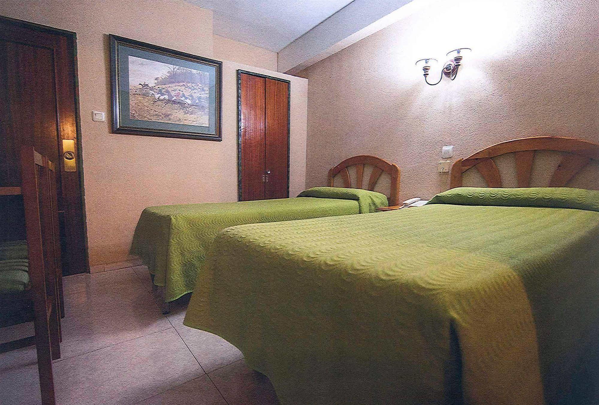 Hostal La Rosa Cáceres Exterior photo
