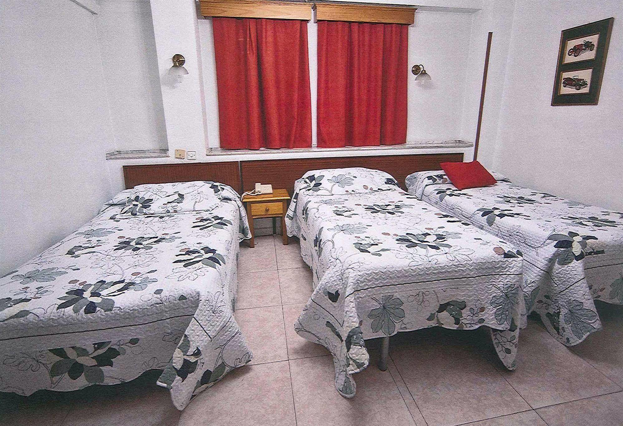 Hostal La Rosa Cáceres Exterior photo