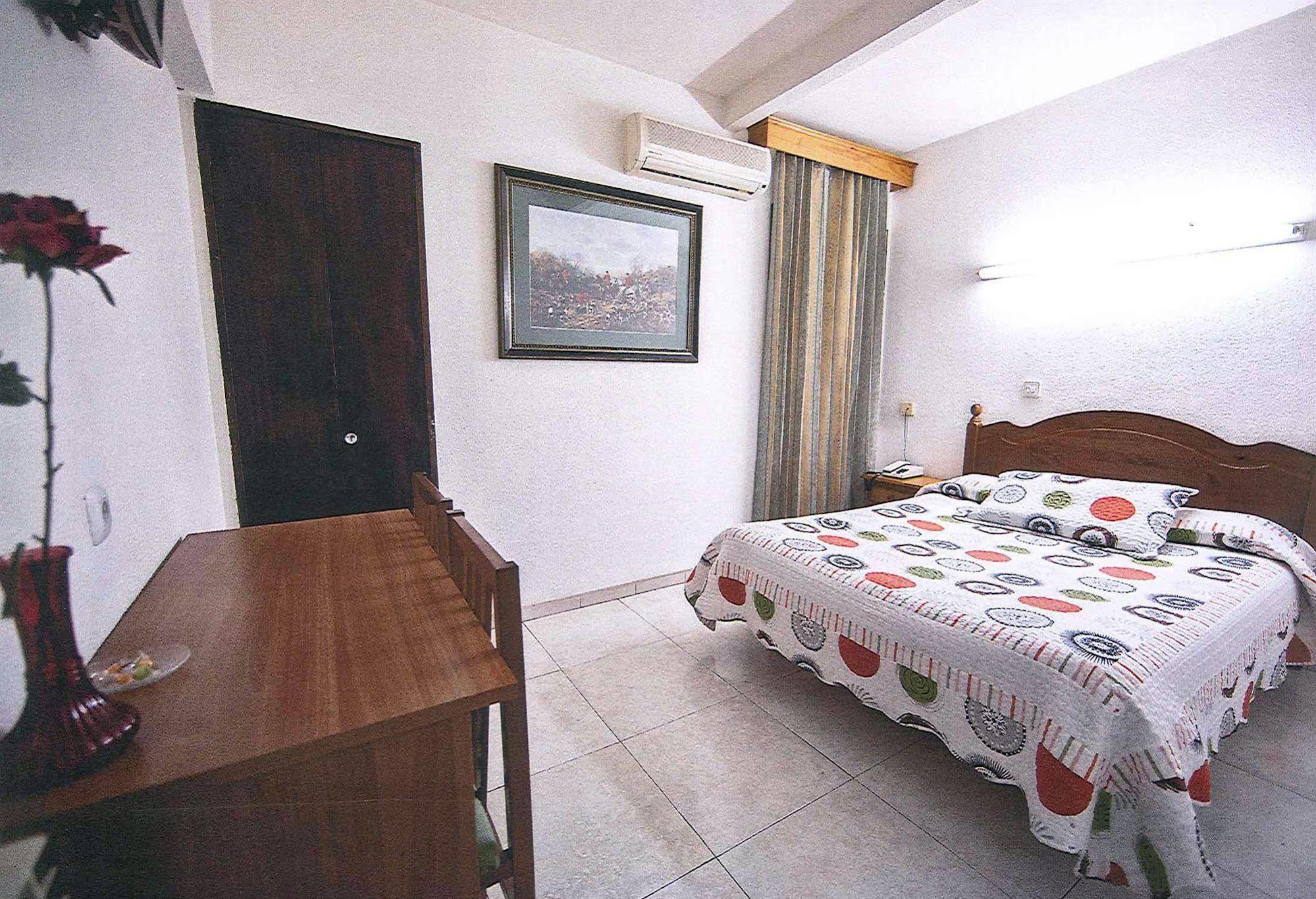 Hostal La Rosa Cáceres Exterior photo
